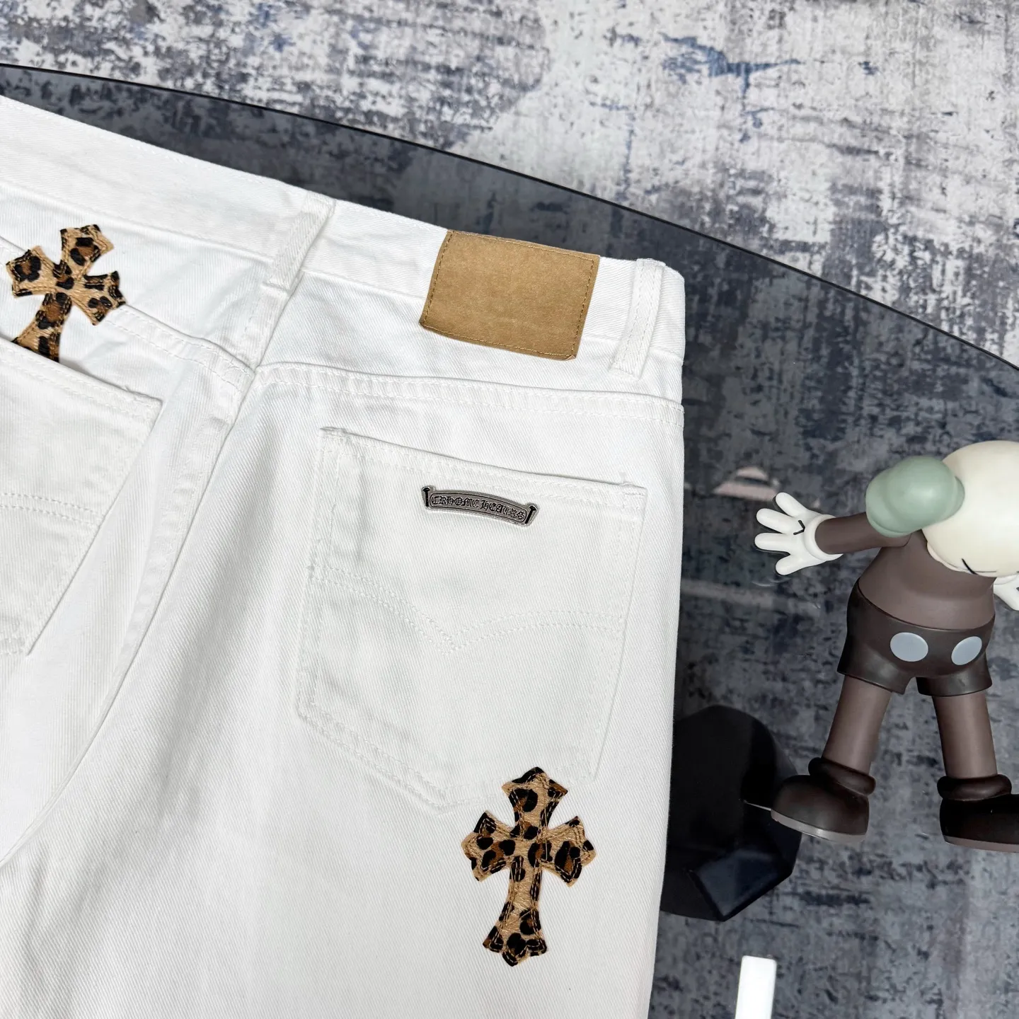 P250 Chrome Hearts & Chrome Hearts high street jeans with leopard pattern and vintage graffiti painting on white background. Chrome Hearts are the most popular pants in color. Made of beaded canvas fabric, heavy washing makes the upper body of the fabric more textured and the pants are tall and straight! The three-dimensional cutting of the whole trousers is a masterpiece! The hardware is customized by zp. The beaded canvas fabric is thick and soft after being washed. It has good breathability. Customized small leather label. Unique design. The details are simple and elegant, and the workmanship is exquisite. The whole trousers are neatly routed and the details are in place! Trendy people have been disappointed. From the quality selection of fabrics, the tailoring of details, and the matching of patterns, everything is impeccable! The upper body is so handsome when worn...it can be easily worn by men, women and children! The craftsmanship is made of heavy-duty washed pure cotton denim fabric. After washing, it is soft and thick and looks very stylish when worn. Color: White Size: 28 30 32 34 (S-XL)